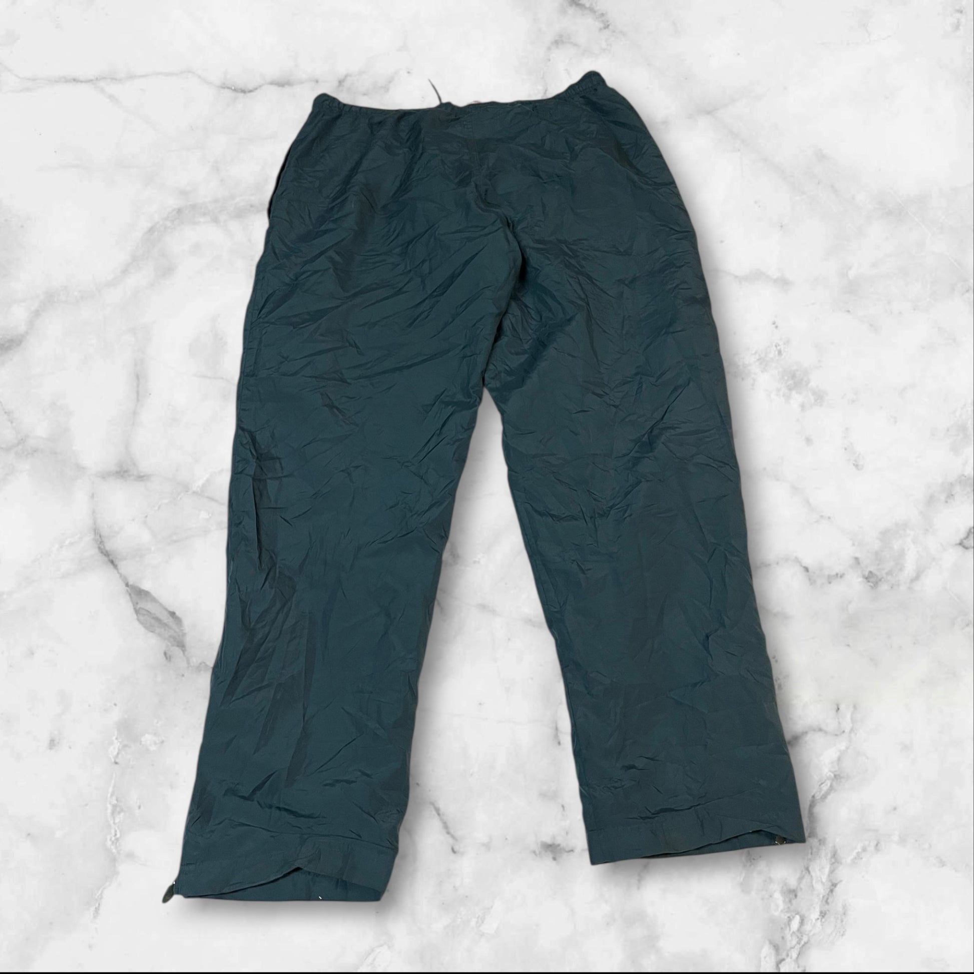 Entdecke unsere Vintage Track Pants von Nike und anderen Marken, erhältlich bei Valuxery.de - Dein Shop für trendige Vintage - Kleidung. Unsere Track Pants sind aus hochwertigen Materialien und