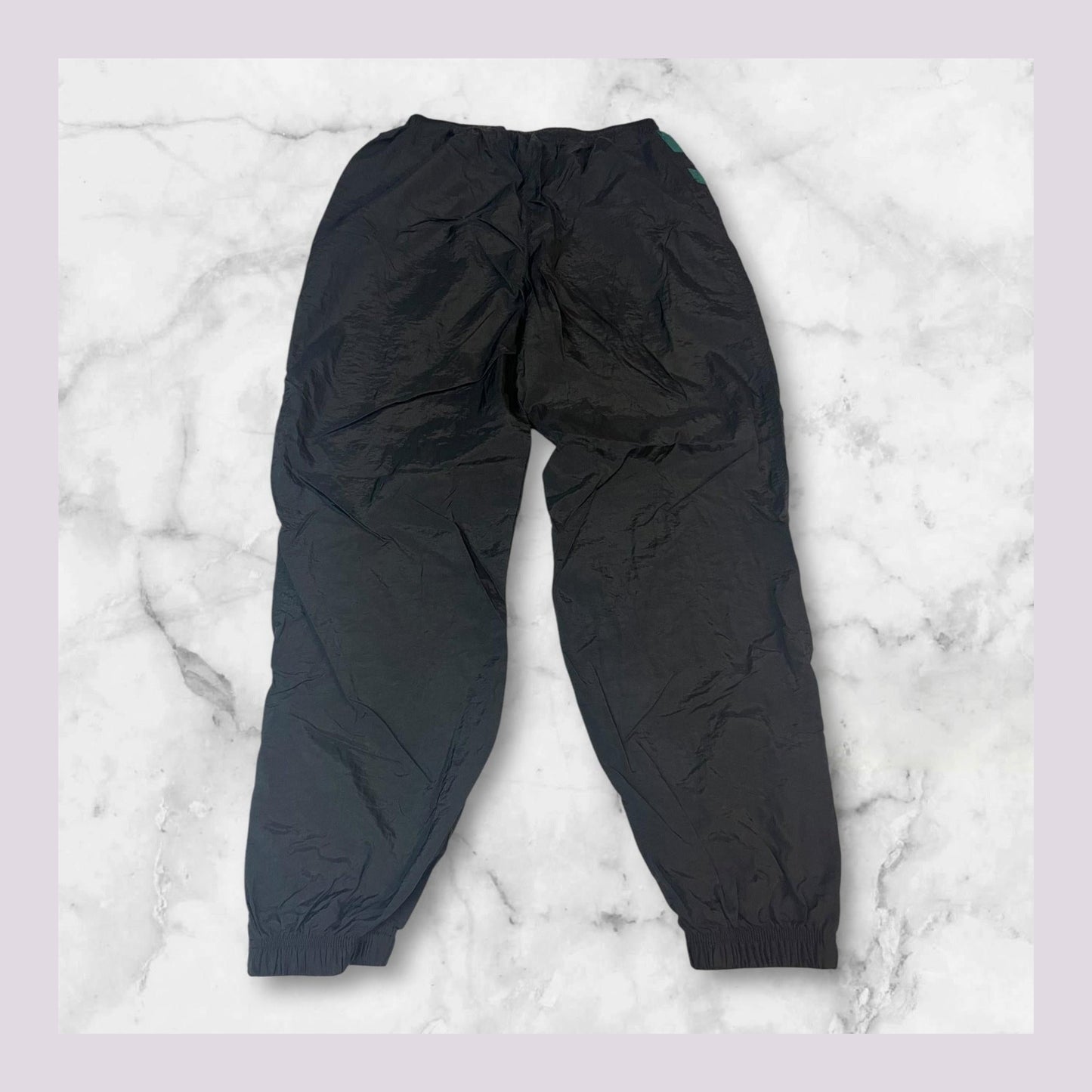 Entdecke unsere Vintage Track Pants von Nike und anderen Marken, erhältlich bei Valuxery.de - Dein Shop für trendige Vintage - Kleidung. Unsere Track Pants sind aus hochwertigen Materialien und