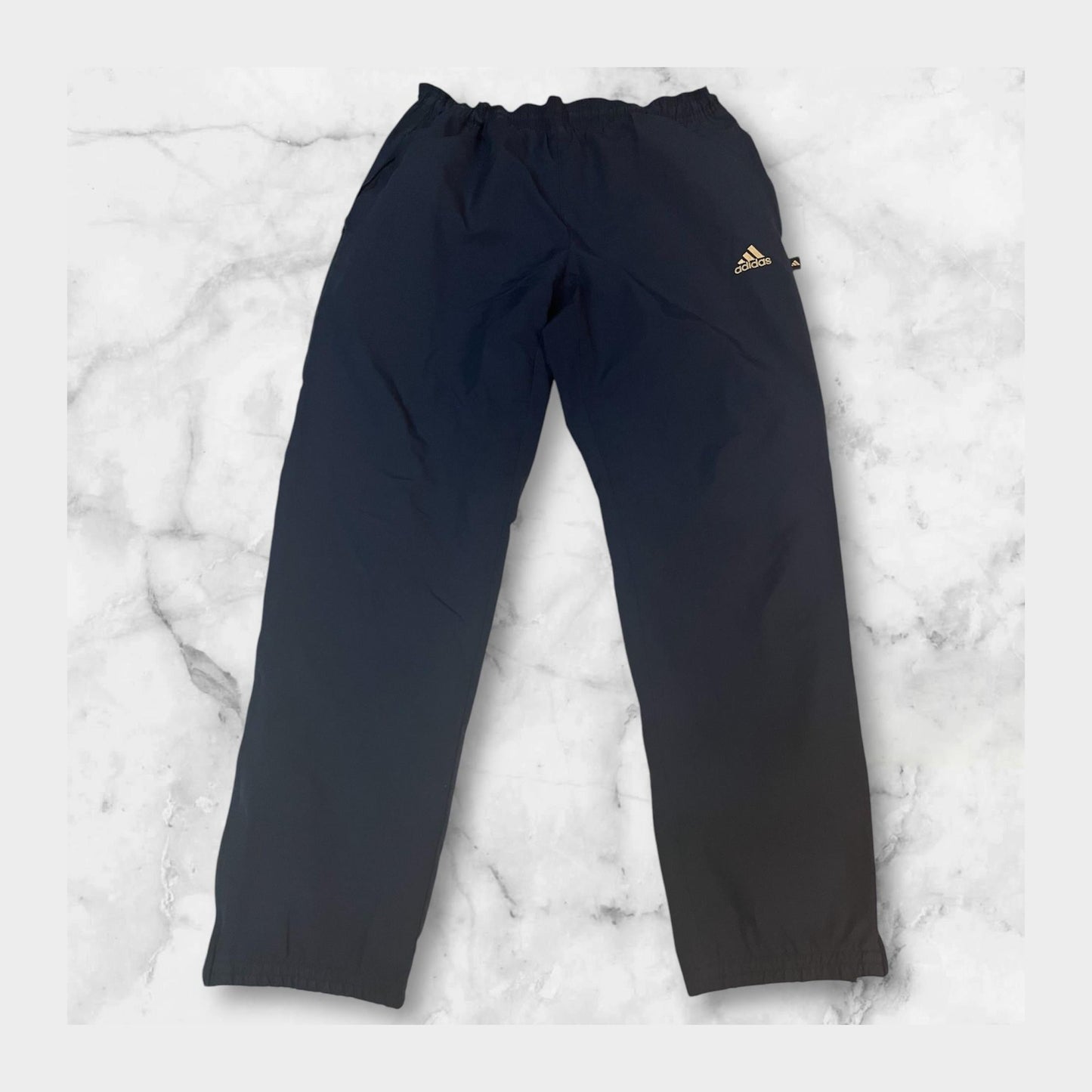 Entdecke unsere Vintage Track Pants von Nike und anderen Marken, erhältlich bei Valuxery.de - Dein Shop für trendige Vintage - Kleidung. Unsere Track Pants sind aus hochwertigen Materialien und