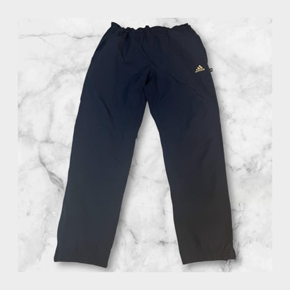 Entdecke unsere Vintage Track Pants von Nike und anderen Marken, erhältlich bei Valuxery.de - Dein Shop für trendige Vintage - Kleidung. Unsere Track Pants sind aus hochwertigen Materialien und