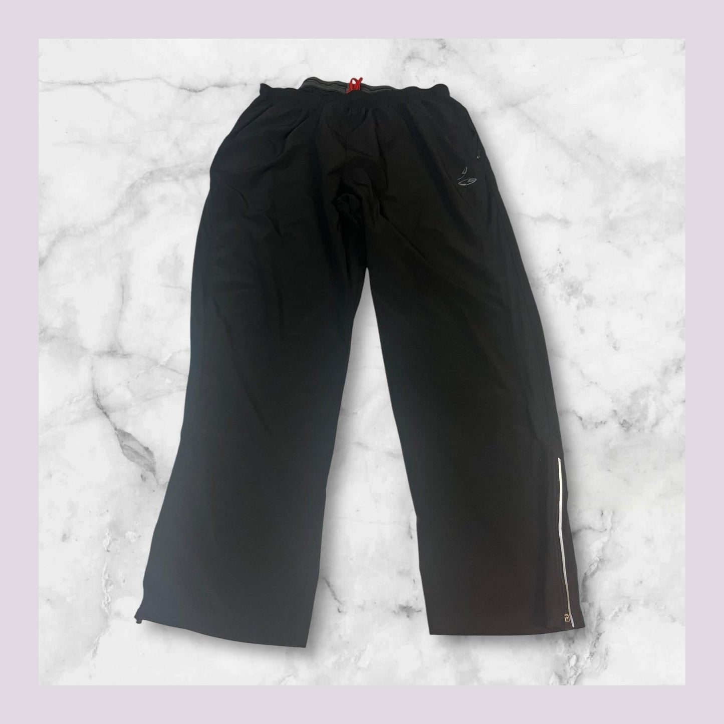Entdecke unsere Vintage Track Pants von Nike und anderen Marken, erhältlich bei Valuxery.de - Dein Shop für trendige Vintage - Kleidung. Unsere Track Pants sind aus hochwertigen Materialien und