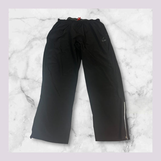 Entdecke unsere Vintage Track Pants von Nike und anderen Marken, erhältlich bei Valuxery.de - Dein Shop für trendige Vintage - Kleidung. Unsere Track Pants sind aus hochwertigen Materialien und