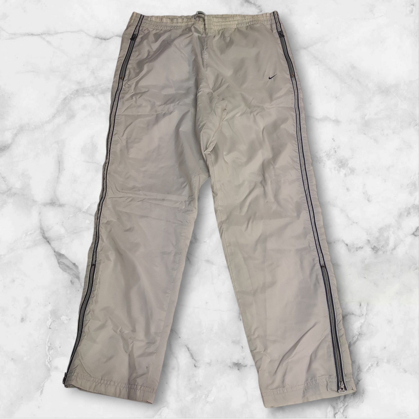 Entdecke unsere Vintage Track Pants von Nike und anderen Marken, erhältlich bei Valuxery.de - Dein Shop für trendige Vintage - Kleidung. Unsere Track Pants sind aus hochwertigen Materialien und