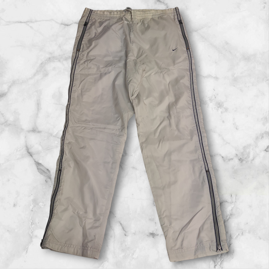 Entdecke unsere Vintage Track Pants von Nike und anderen Marken, erhältlich bei Valuxery.de - Dein Shop für trendige Vintage - Kleidung. Unsere Track Pants sind aus hochwertigen Materialien und