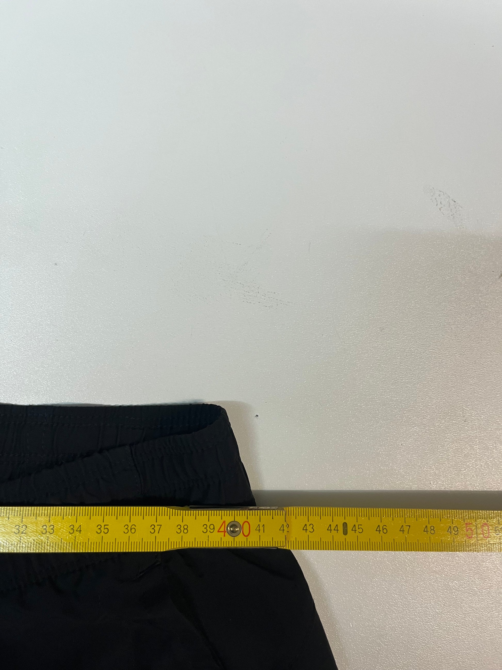 Entdecke unsere Vintage Track Pants von Nike und anderen Marken, erhältlich bei Valuxery.de - Dein Shop für trendige Vintage - Kleidung. Unsere Track Pants sind aus hochwertigen Materialien und