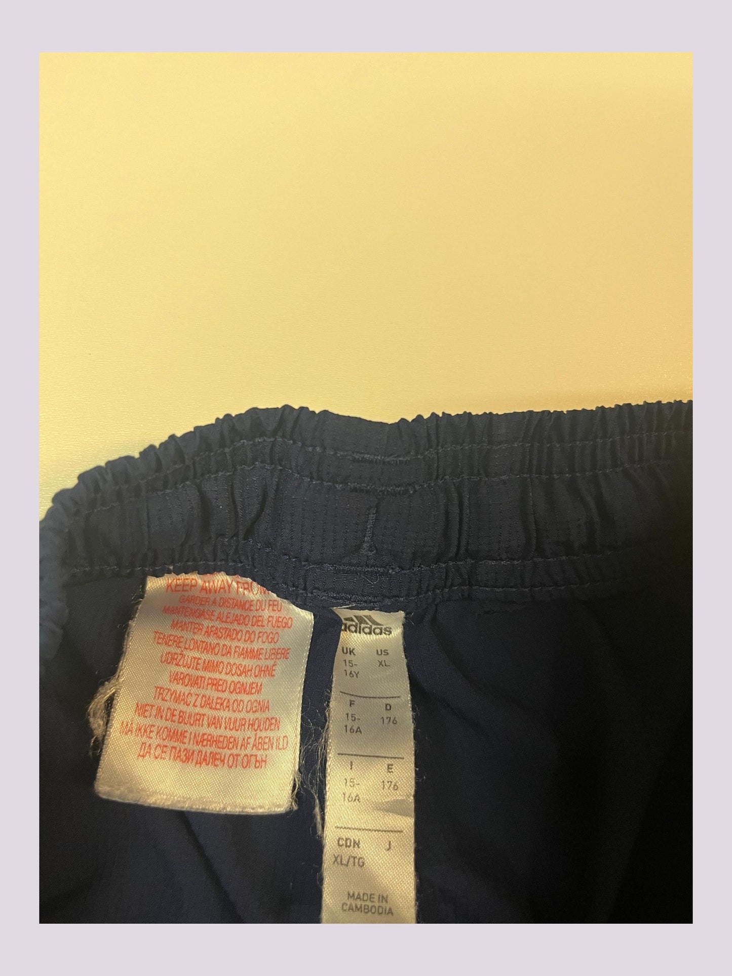 Entdecke unsere Vintage Track Pants von Nike und anderen Marken, erhältlich bei Valuxery.de - Dein Shop für trendige Vintage - Kleidung. Unsere Track Pants sind aus hochwertigen Materialien und