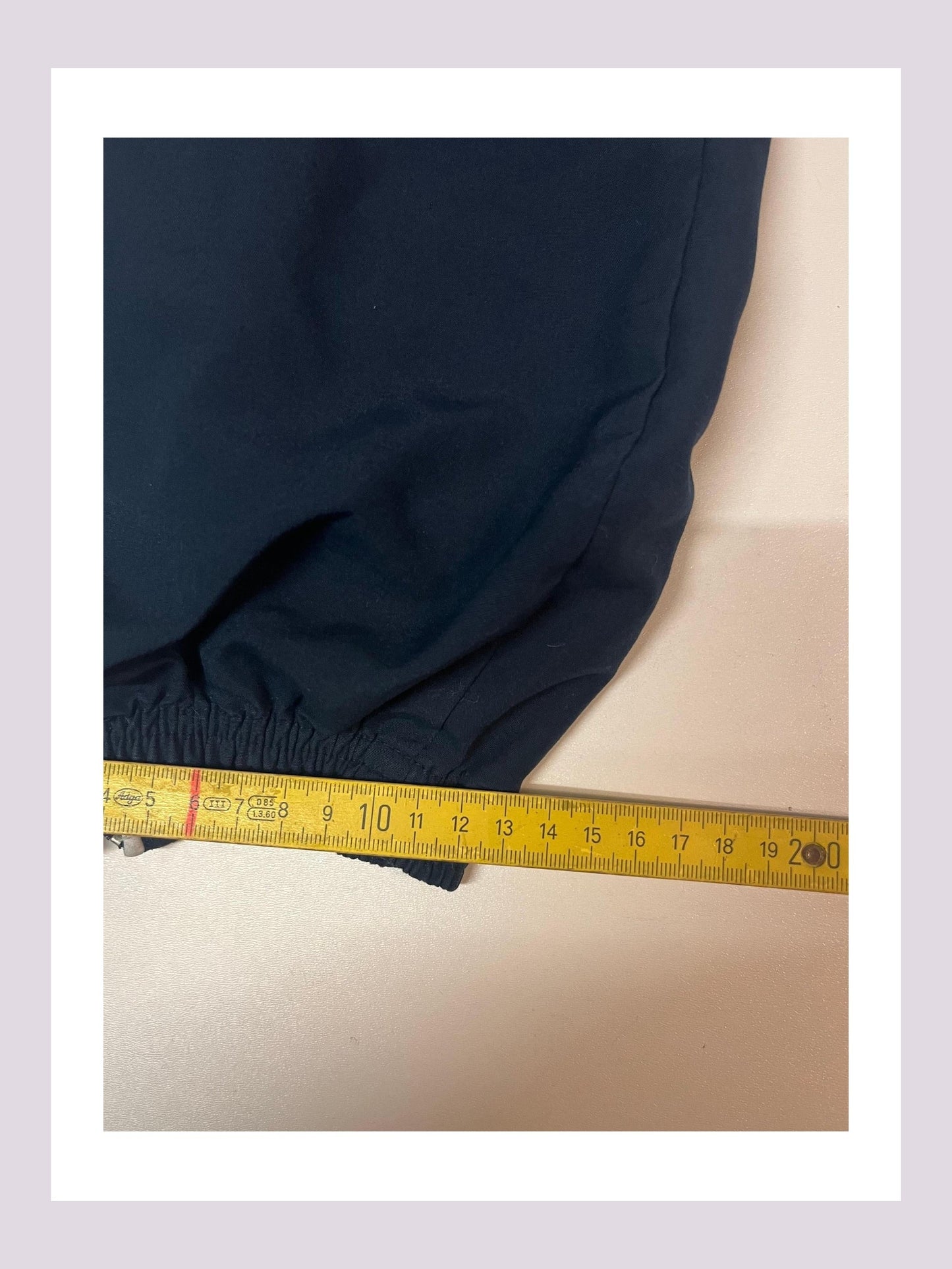 Entdecke unsere Vintage Track Pants von Nike und anderen Marken, erhältlich bei Valuxery.de - Dein Shop für trendige Vintage - Kleidung. Unsere Track Pants sind aus hochwertigen Materialien und