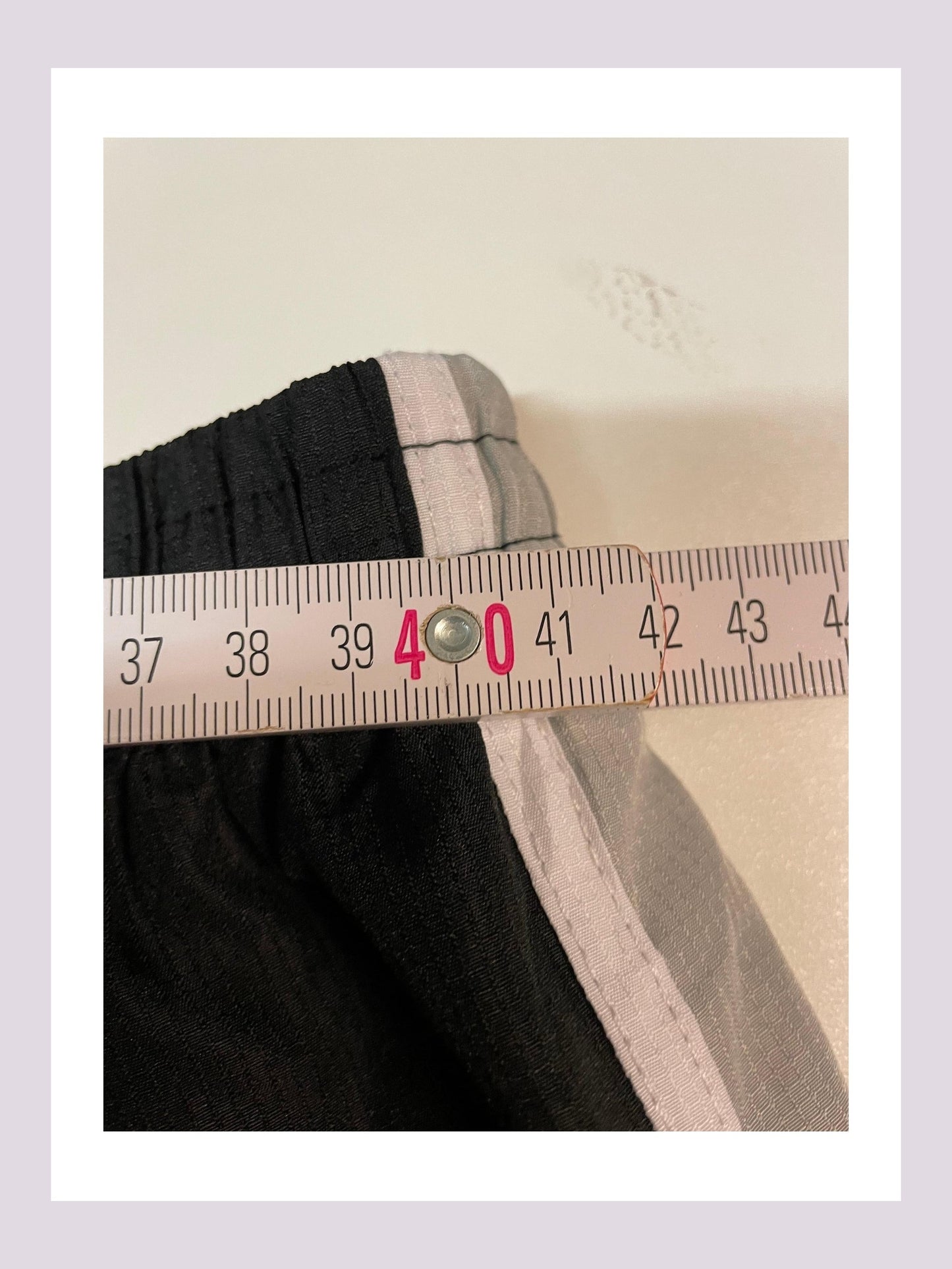 Entdecke unsere Vintage Track Pants von Nike und anderen Marken, erhältlich bei Valuxery.de - Dein Shop für trendige Vintage - Kleidung. Unsere Track Pants sind aus hochwertigen Materialien und