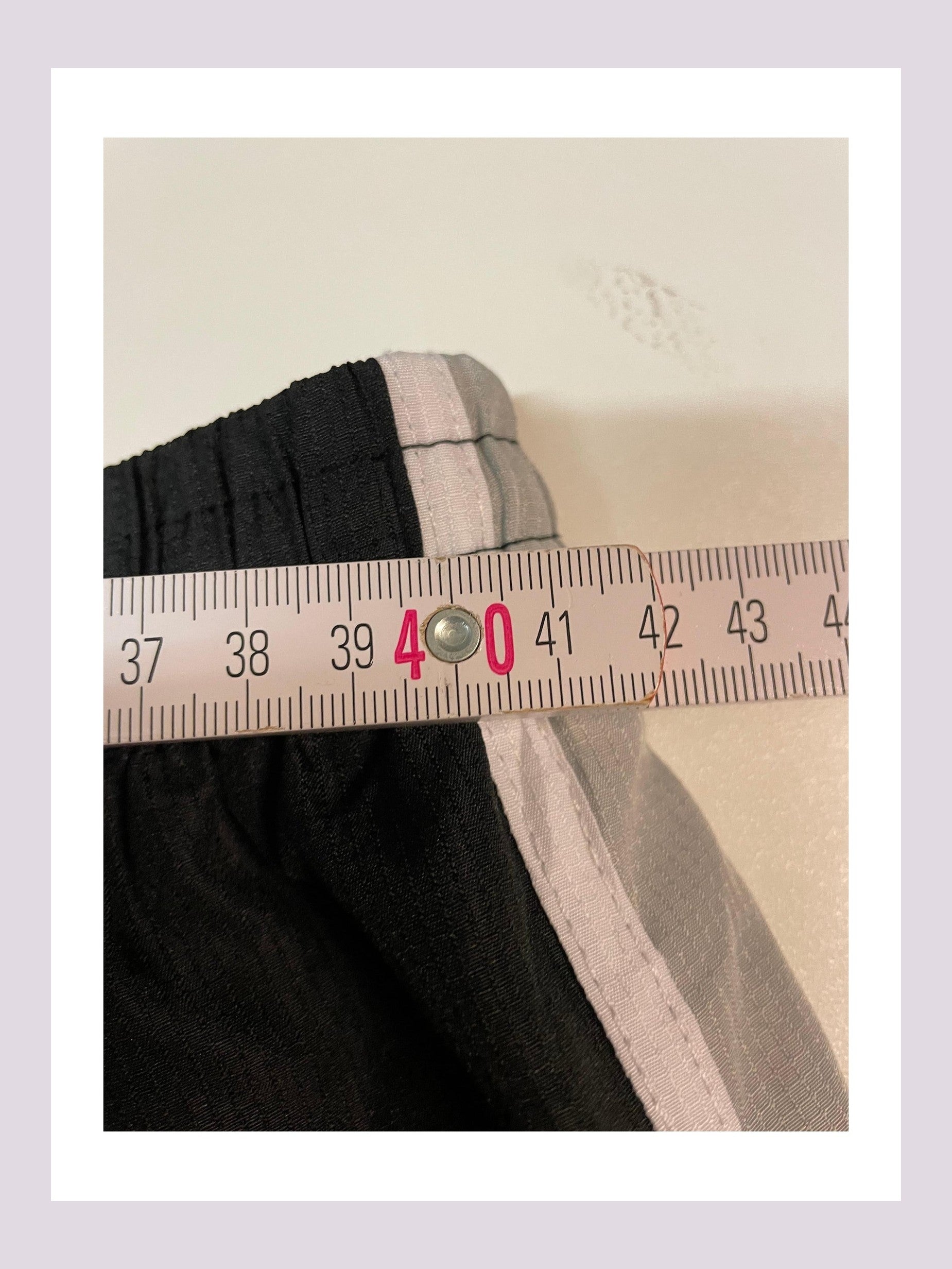 Entdecke unsere Vintage Track Pants von Nike und anderen Marken, erhältlich bei Valuxery.de - Dein Shop für trendige Vintage - Kleidung. Unsere Track Pants sind aus hochwertigen Materialien und
