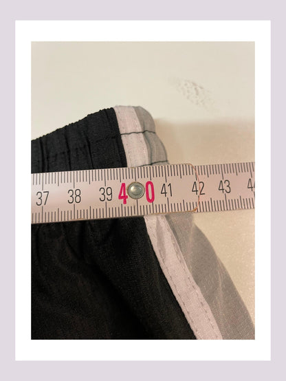 Entdecke unsere Vintage Track Pants von Nike und anderen Marken, erhältlich bei Valuxery.de - Dein Shop für trendige Vintage - Kleidung. Unsere Track Pants sind aus hochwertigen Materialien und