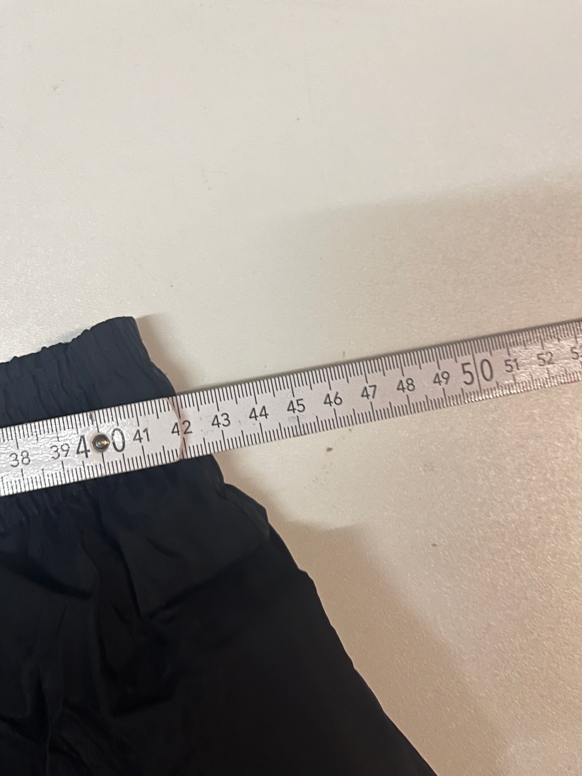 Entdecke unsere Vintage Track Pants von Nike und anderen Marken, erhältlich bei Valuxery.de - Dein Shop für trendige Vintage - Kleidung. Unsere Track Pants sind aus hochwertigen Materialien und