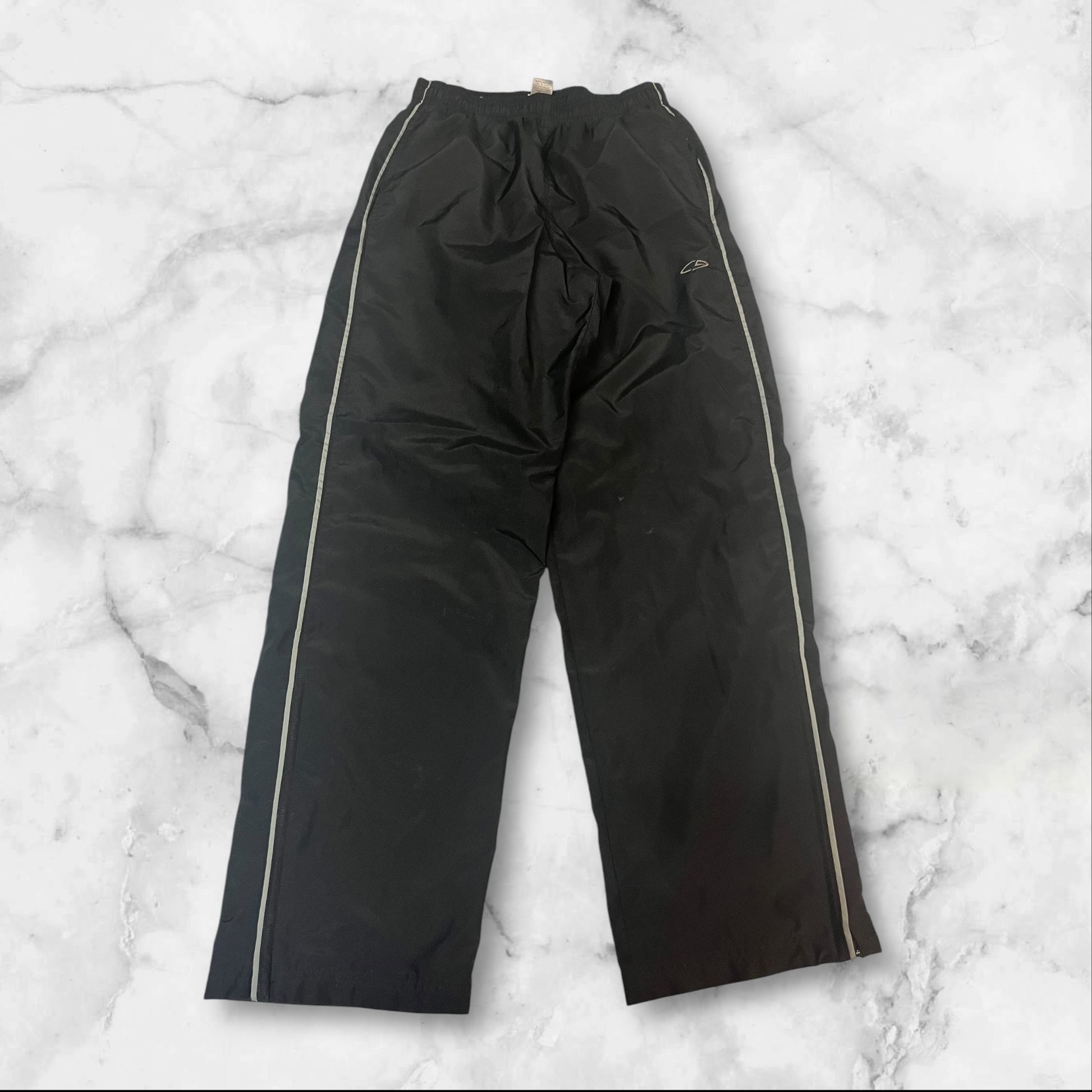 Entdecke unsere Vintage Track Pants von Nike und anderen Marken, erhältlich bei Valuxery.de - Dein Shop für trendige Vintage - Kleidung. Unsere Track Pants sind aus hochwertigen Materialien und