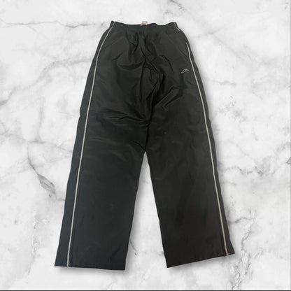 Entdecke unsere Vintage Track Pants von Nike und anderen Marken, erhältlich bei Valuxery.de - Dein Shop für trendige Vintage - Kleidung. Unsere Track Pants sind aus hochwertigen Materialien und