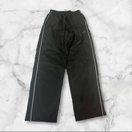 Entdecke unsere Vintage Track Pants von Nike und anderen Marken, erhältlich bei Valuxery.de - Dein Shop für trendige Vintage - Kleidung. Unsere Track Pants sind aus hochwertigen Materialien und