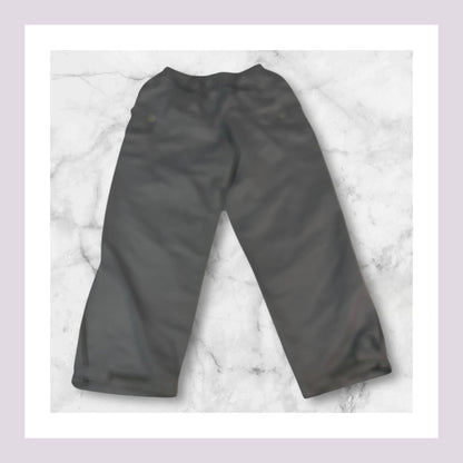 Entdecke unsere Vintage Track Pants von Nike und anderen Marken, erhältlich bei Valuxery.de - Dein Shop für trendige Vintage - Kleidung. Unsere Track Pants sind aus hochwertigen Materialien und