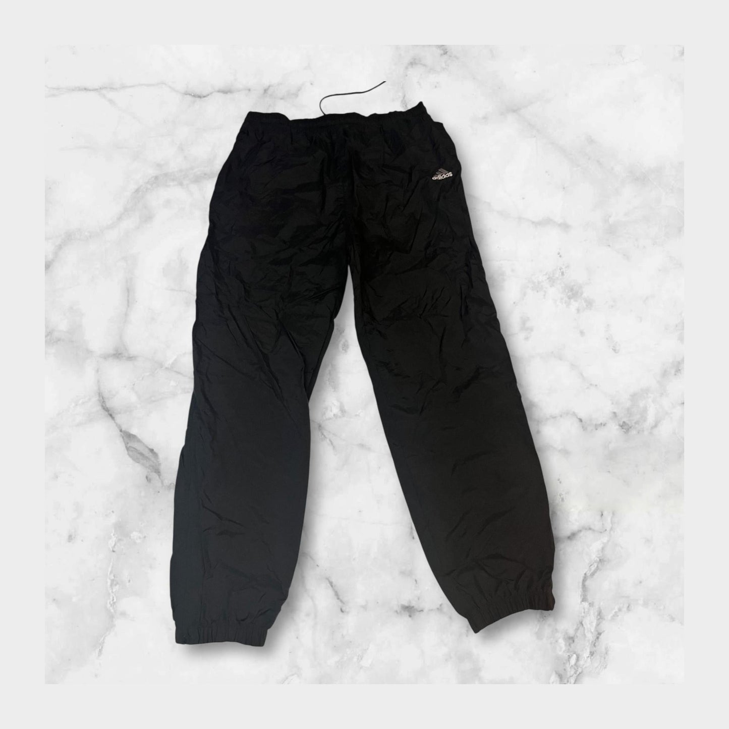 Entdecke unsere Vintage Track Pants von Nike und anderen Marken, erhältlich bei Valuxery.de - Dein Shop für trendige Vintage - Kleidung. Unsere Track Pants sind aus hochwertigen Materialien und