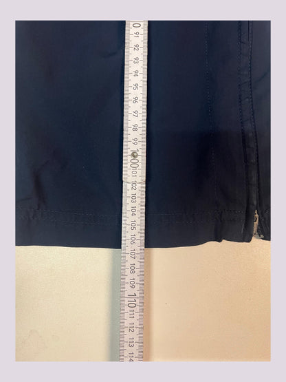 Entdecke unsere Vintage Track Pants von Nike und anderen Marken, erhältlich bei Valuxery.de - Dein Shop für trendige Vintage - Kleidung. Unsere Track Pants sind aus hochwertigen Materialien und