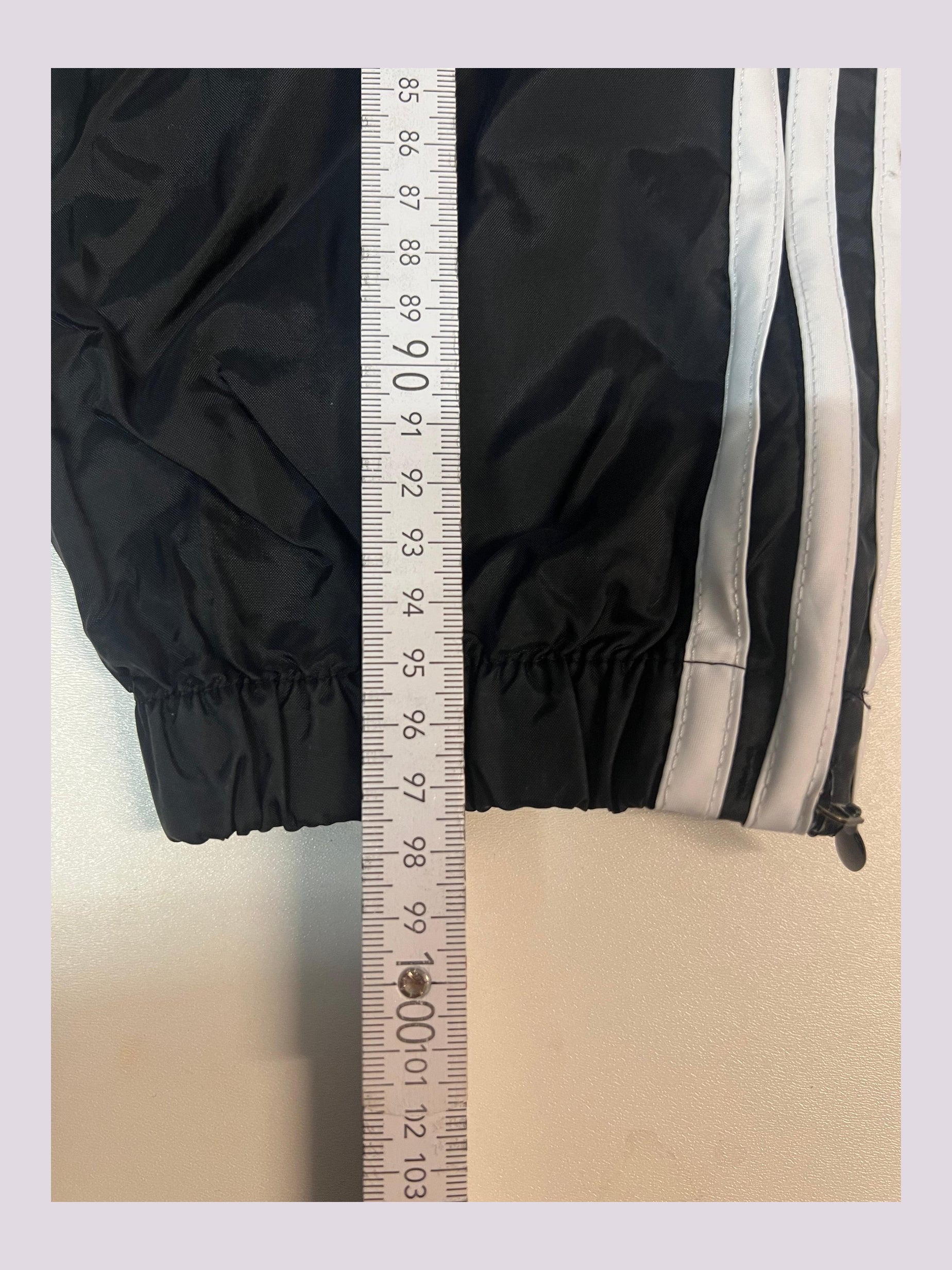 Entdecke unsere Vintage Track Pants von Nike und anderen Marken, erhältlich bei Valuxery.de - Dein Shop für trendige Vintage - Kleidung. Unsere Track Pants sind aus hochwertigen Materialien und