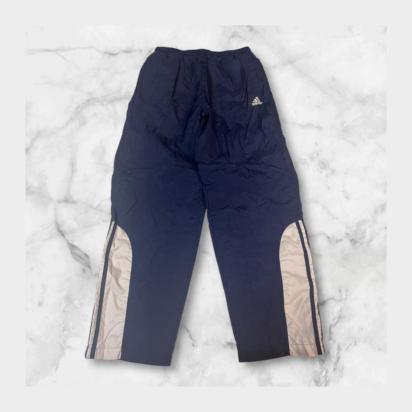 Entdecke unsere Vintage Track Pants von Nike und anderen Marken, erhältlich bei Valuxery.de - Dein Shop für trendige Vintage - Kleidung. Unsere Track Pants sind aus hochwertigen Materialien und