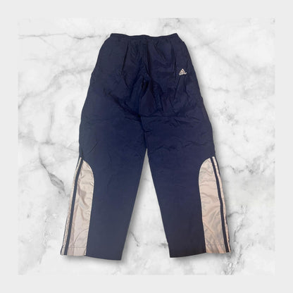 Entdecke unsere Vintage Track Pants von Nike und anderen Marken, erhältlich bei Valuxery.de - Dein Shop für trendige Vintage - Kleidung. Unsere Track Pants sind aus hochwertigen Materialien und