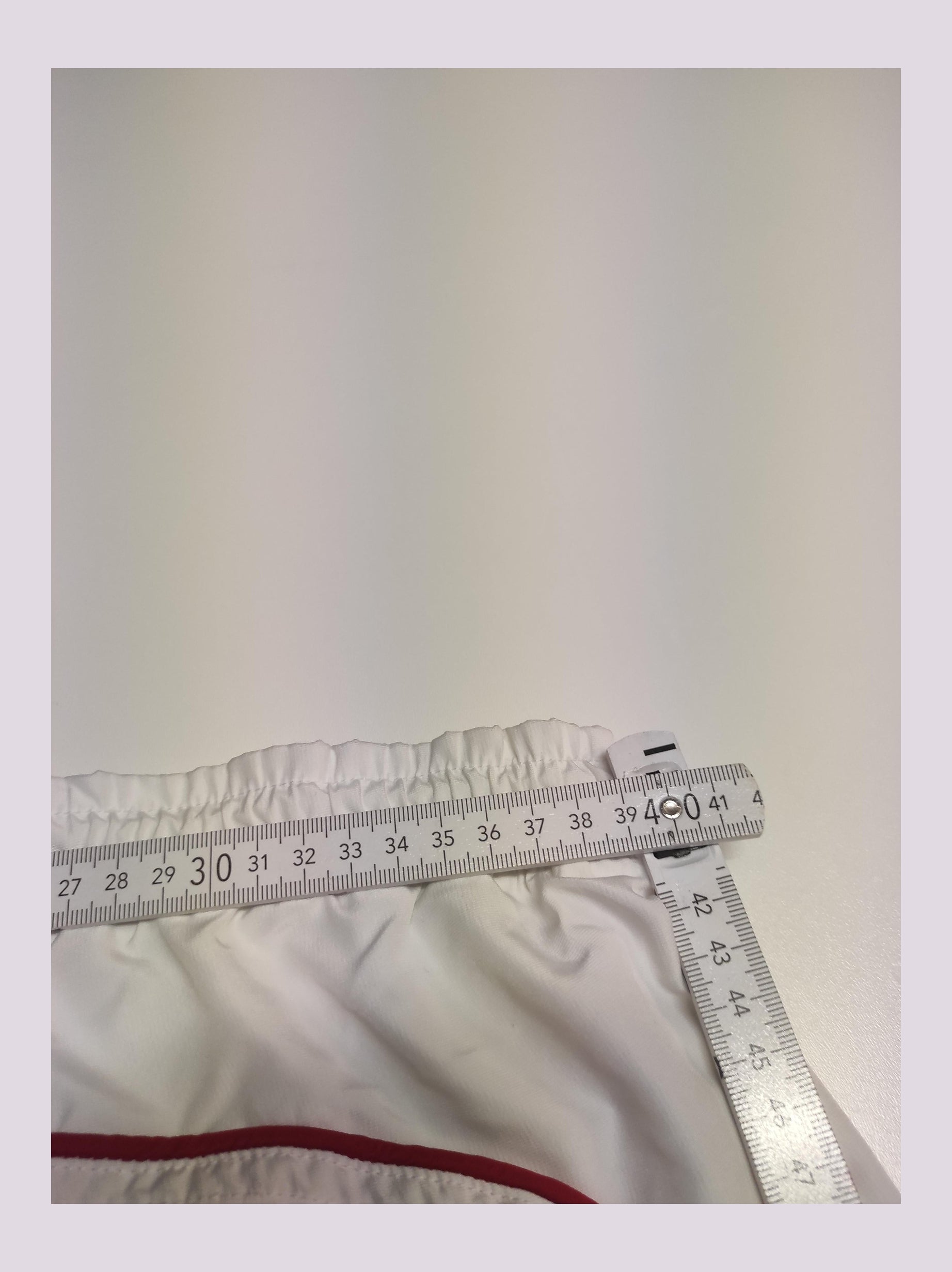 Entdecke unsere Vintage Track Pants von Nike und anderen Marken, erhältlich bei Valuxery.de - Dein Shop für trendige Vintage - Kleidung. Unsere Track Pants sind aus hochwertigen Materialien und