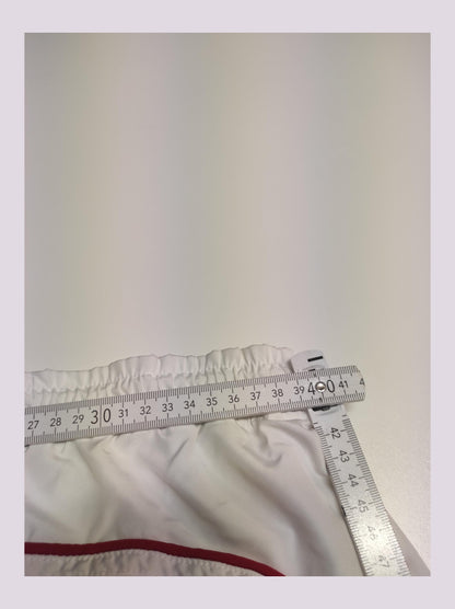 Entdecke unsere Vintage Track Pants von Nike und anderen Marken, erhältlich bei Valuxery.de - Dein Shop für trendige Vintage - Kleidung. Unsere Track Pants sind aus hochwertigen Materialien und