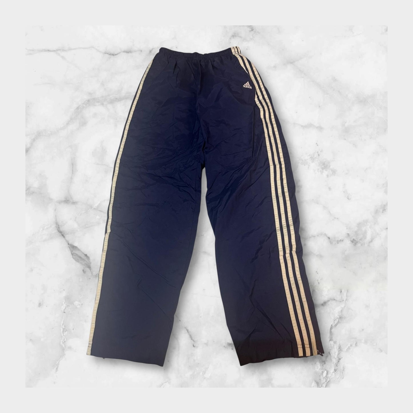 Entdecke unsere Vintage Track Pants von Nike und anderen Marken, erhältlich bei Valuxery.de - Dein Shop für trendige Vintage - Kleidung. Unsere Track Pants sind aus hochwertigen Materialien und