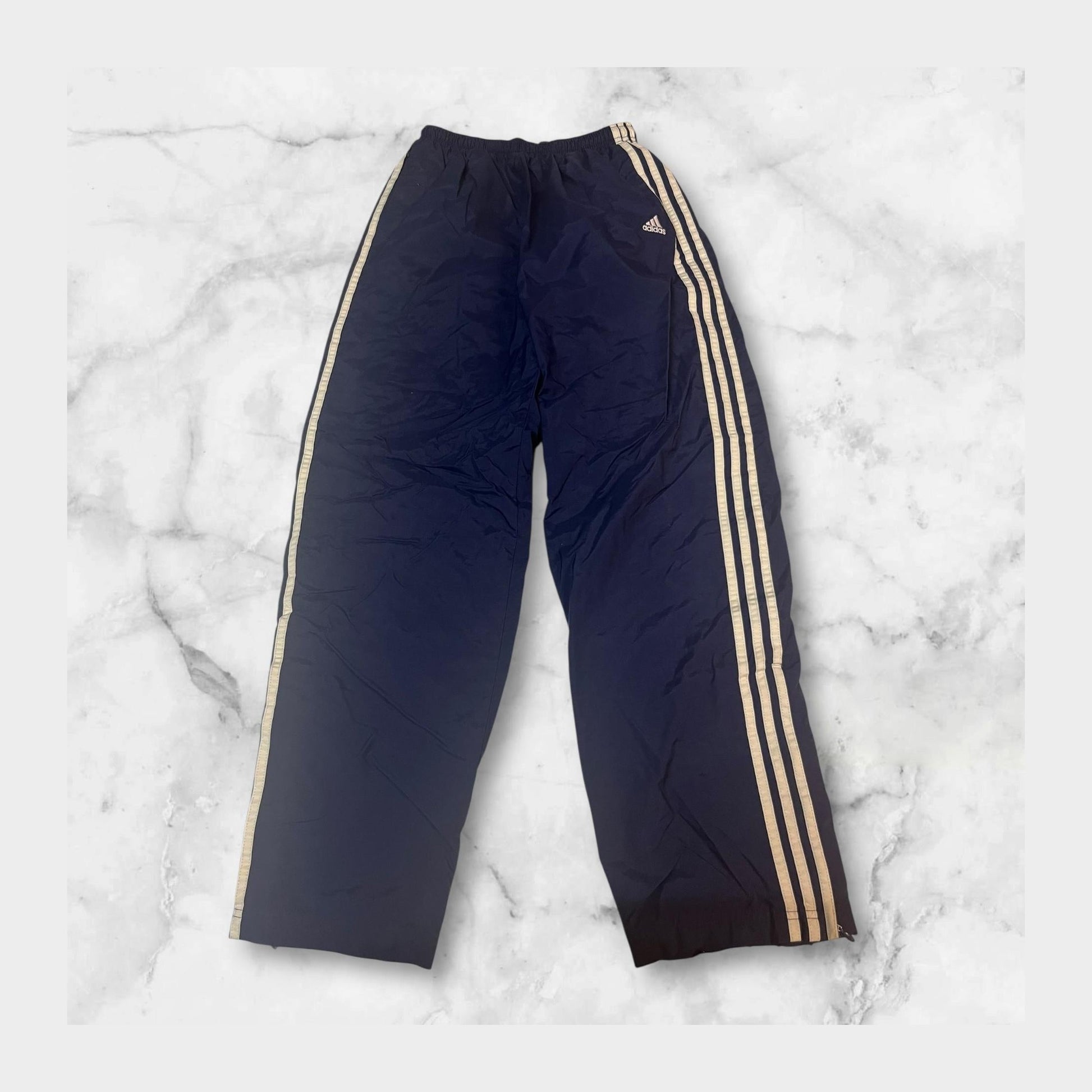 Entdecke unsere Vintage Track Pants von Nike und anderen Marken, erhältlich bei Valuxery.de - Dein Shop für trendige Vintage - Kleidung. Unsere Track Pants sind aus hochwertigen Materialien und