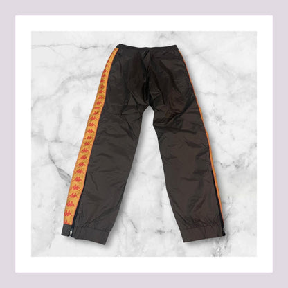 Entdecke unsere Vintage Track Pants von Nike und anderen Marken, erhältlich bei Valuxery.de - Dein Shop für trendige Vintage - Kleidung. Unsere Track Pants sind aus hochwertigen Materialien und