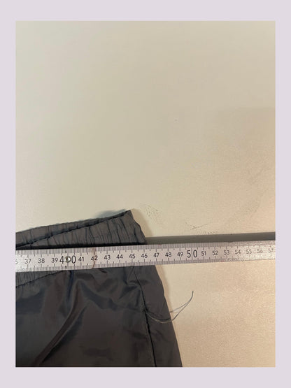 Entdecke unsere Vintage Track Pants von Nike und anderen Marken, erhältlich bei Valuxery.de - Dein Shop für trendige Vintage - Kleidung. Unsere Track Pants sind aus hochwertigen Materialien und