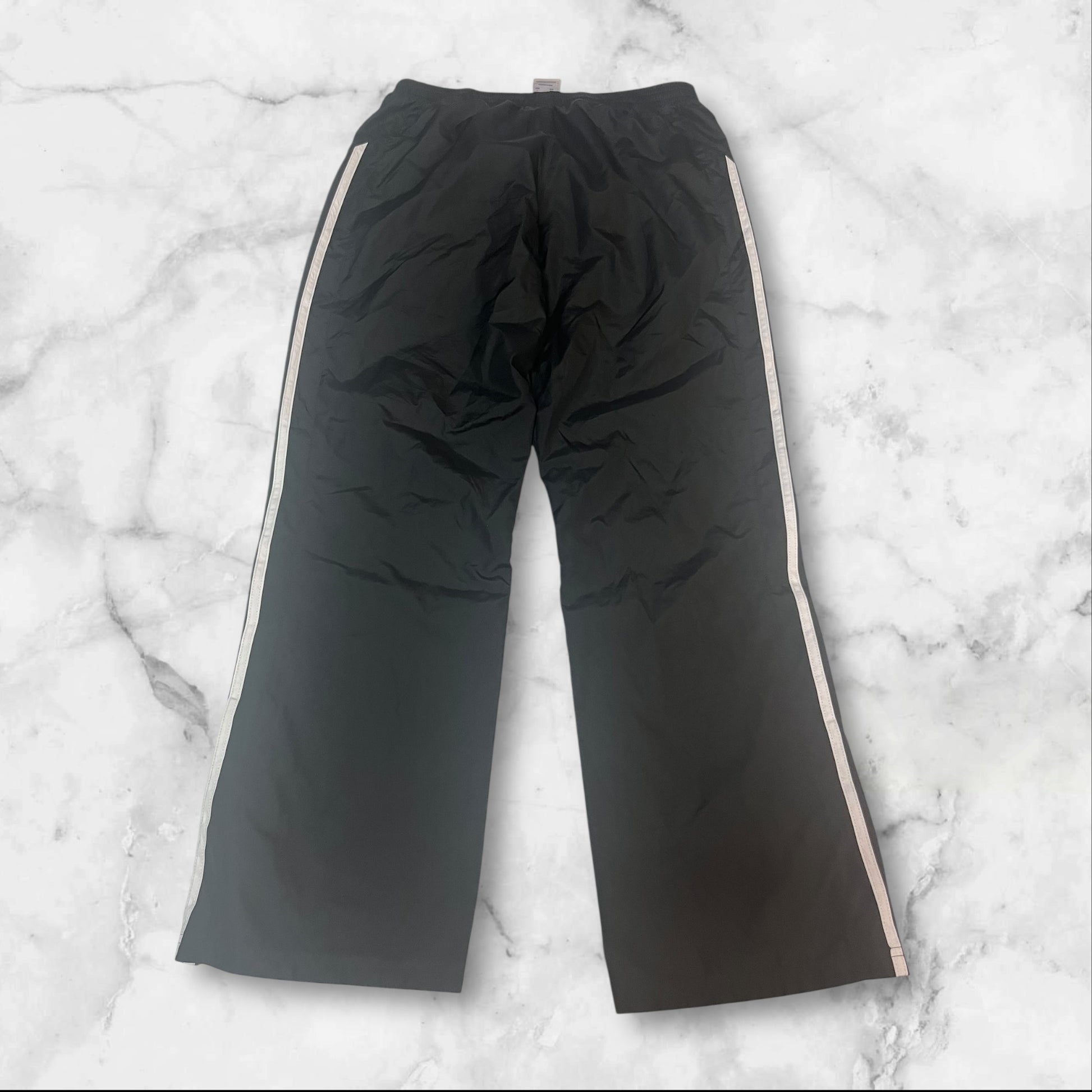 Entdecke unsere Vintage Track Pants von Nike und anderen Marken, erhältlich bei Valuxery.de - Dein Shop für trendige Vintage - Kleidung. Unsere Track Pants sind aus hochwertigen Materialien und