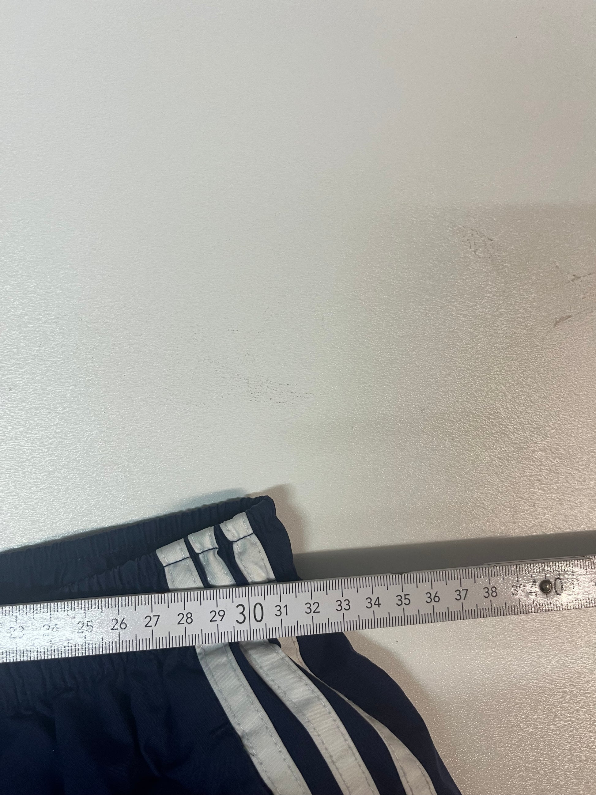 Entdecke unsere Vintage Track Pants von Nike und anderen Marken, erhältlich bei Valuxery.de - Dein Shop für trendige Vintage - Kleidung. Unsere Track Pants sind aus hochwertigen Materialien und