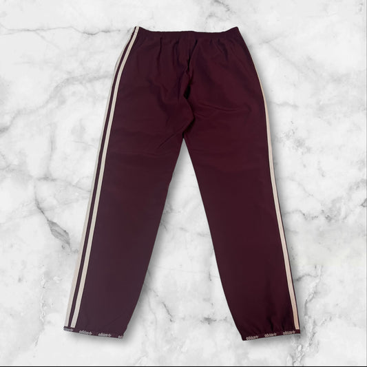 Entdecke unsere Vintage Track Pants von Nike und anderen Marken, erhältlich bei Valuxery.de - Dein Shop für trendige Vintage - Kleidung. Unsere Track Pants sind aus hochwertigen Materialien und