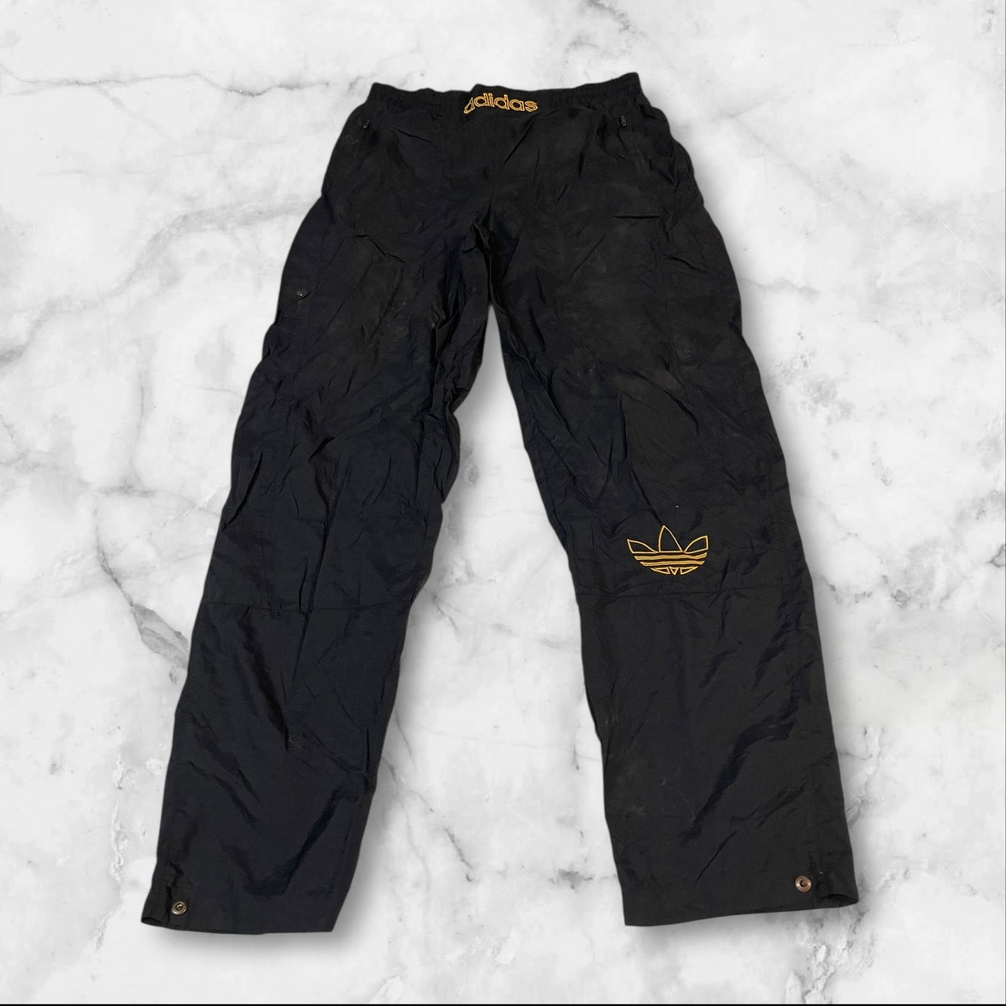 Entdecke unsere Vintage Track Pants von Nike und anderen Marken, erhältlich bei Valuxery.de - Dein Shop für trendige Vintage - Kleidung. Unsere Track Pants sind aus hochwertigen Materialien und
