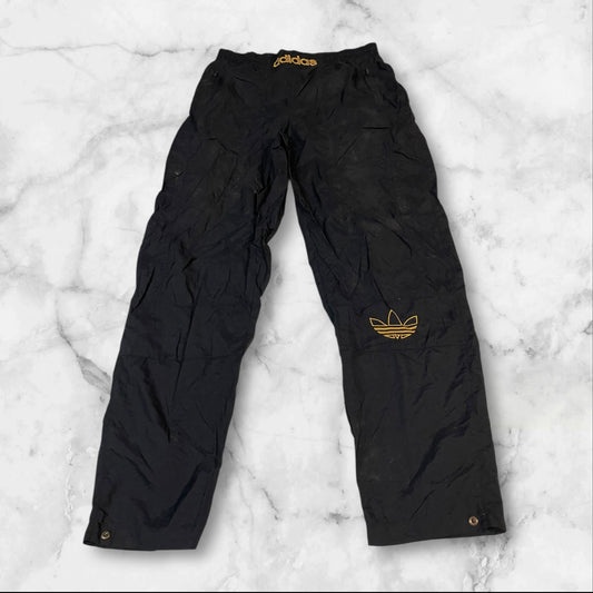 Entdecke unsere Vintage Track Pants von Nike und anderen Marken, erhältlich bei Valuxery.de - Dein Shop für trendige Vintage - Kleidung. Unsere Track Pants sind aus hochwertigen Materialien und