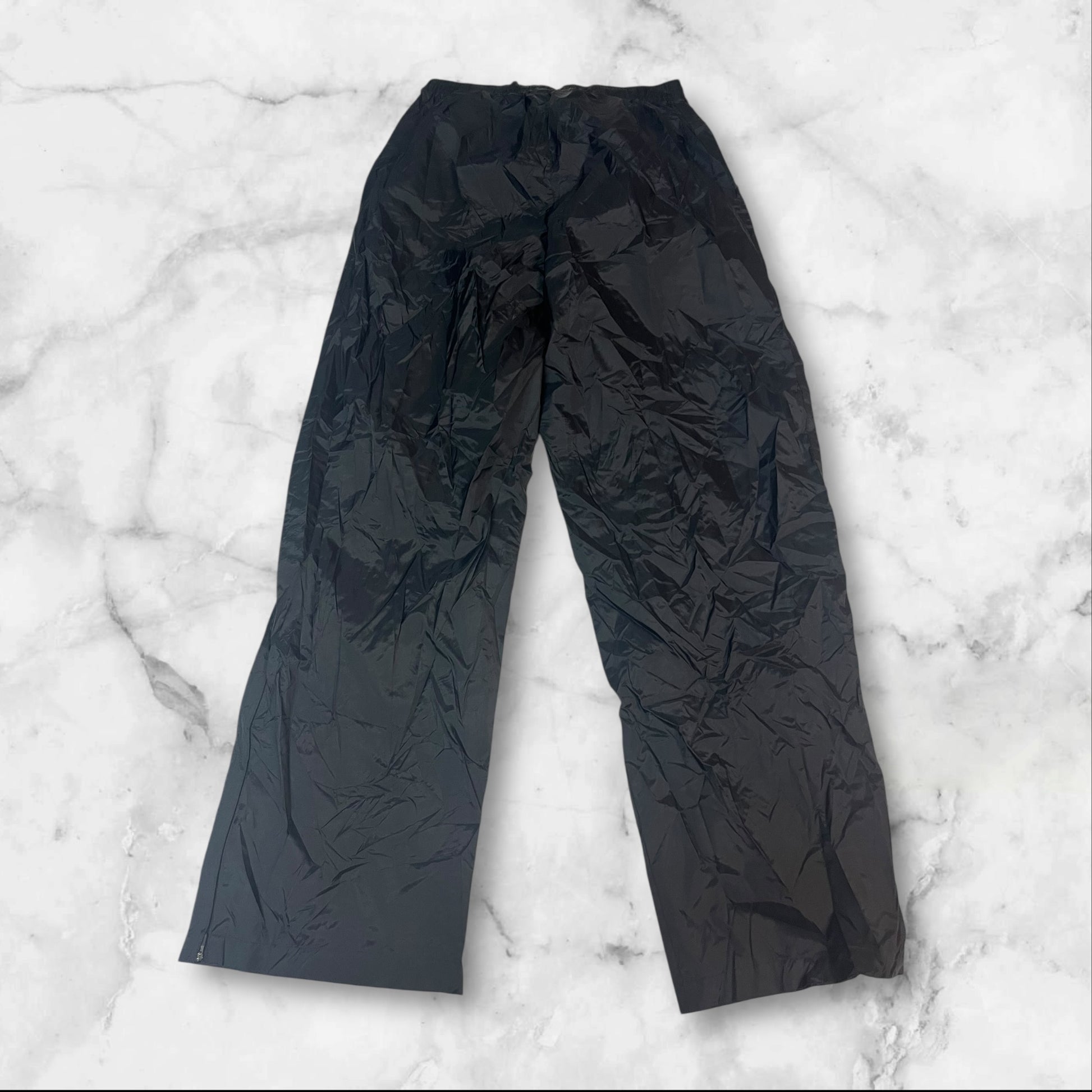 Entdecke unsere Vintage Track Pants von Nike und anderen Marken, erhältlich bei Valuxery.de - Dein Shop für trendige Vintage - Kleidung. Unsere Track Pants sind aus hochwertigen Materialien und