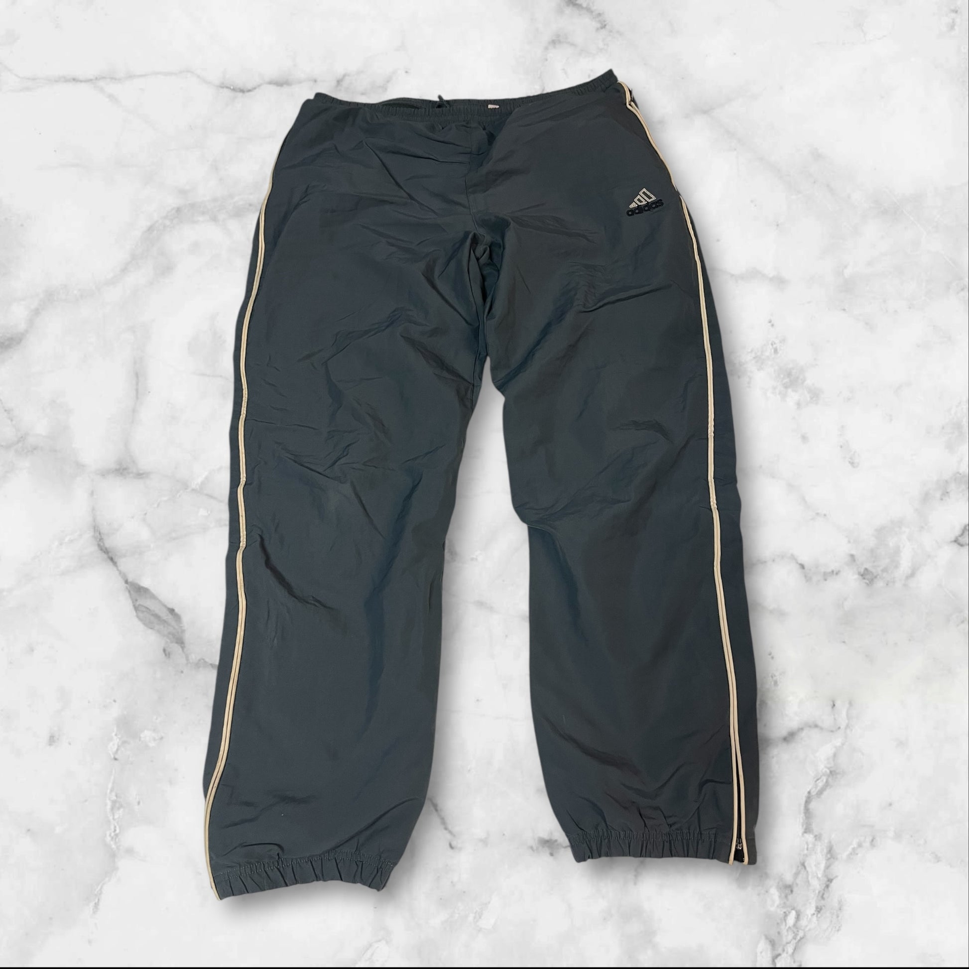 Entdecke unsere Vintage Track Pants von Nike und anderen Marken, erhältlich bei Valuxery.de - Dein Shop für trendige Vintage - Kleidung. Unsere Track Pants sind aus hochwertigen Materialien und
