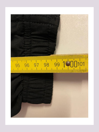 Entdecke unsere Vintage Track Pants von Nike und anderen Marken, erhältlich bei Valuxery.de - Dein Shop für trendige Vintage - Kleidung. Unsere Track Pants sind aus hochwertigen Materialien und