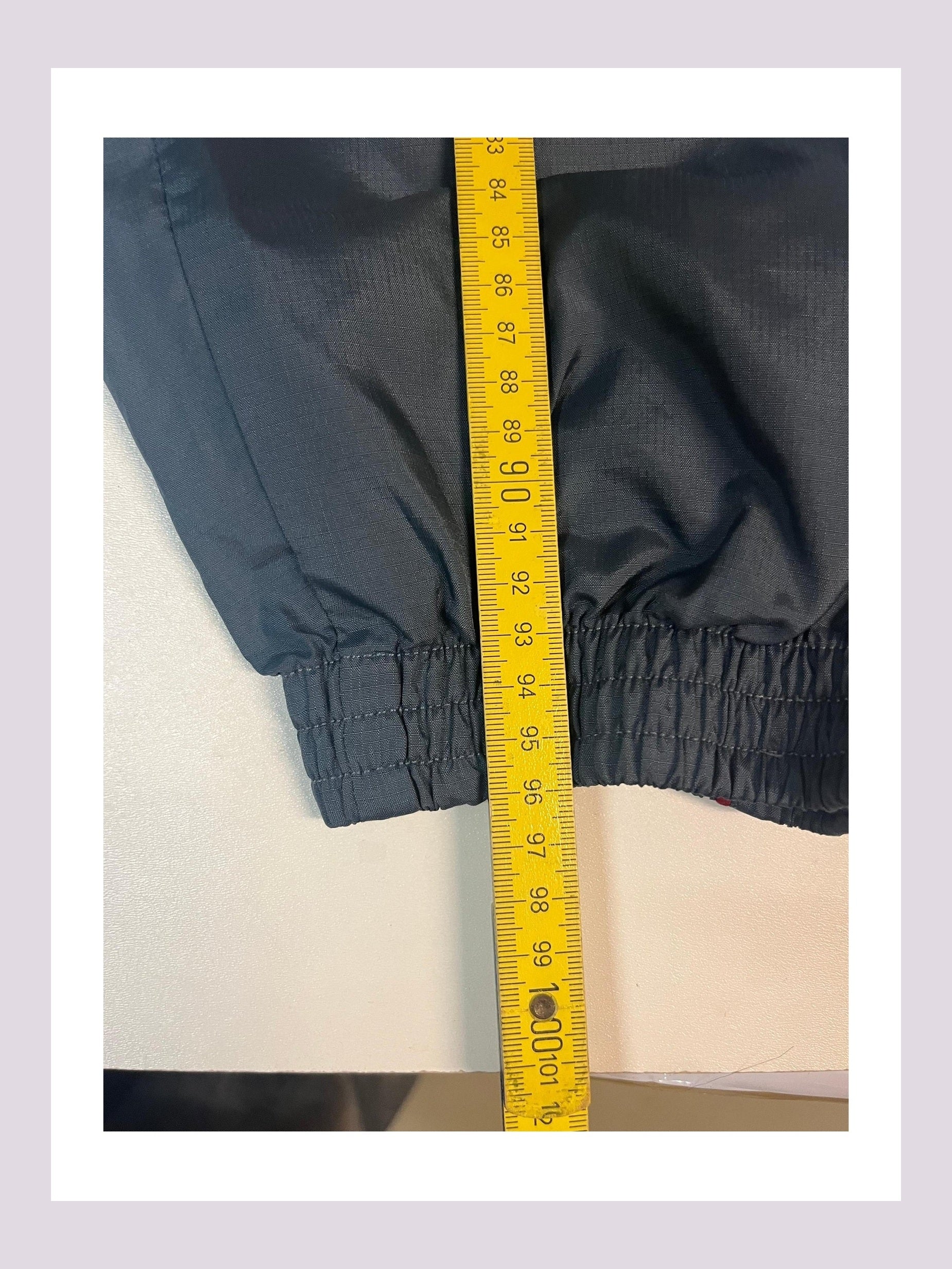 Entdecke unsere Vintage Track Pants von Nike und anderen Marken, erhältlich bei Valuxery.de - Dein Shop für trendige Vintage - Kleidung. Unsere Track Pants sind aus hochwertigen Materialien und