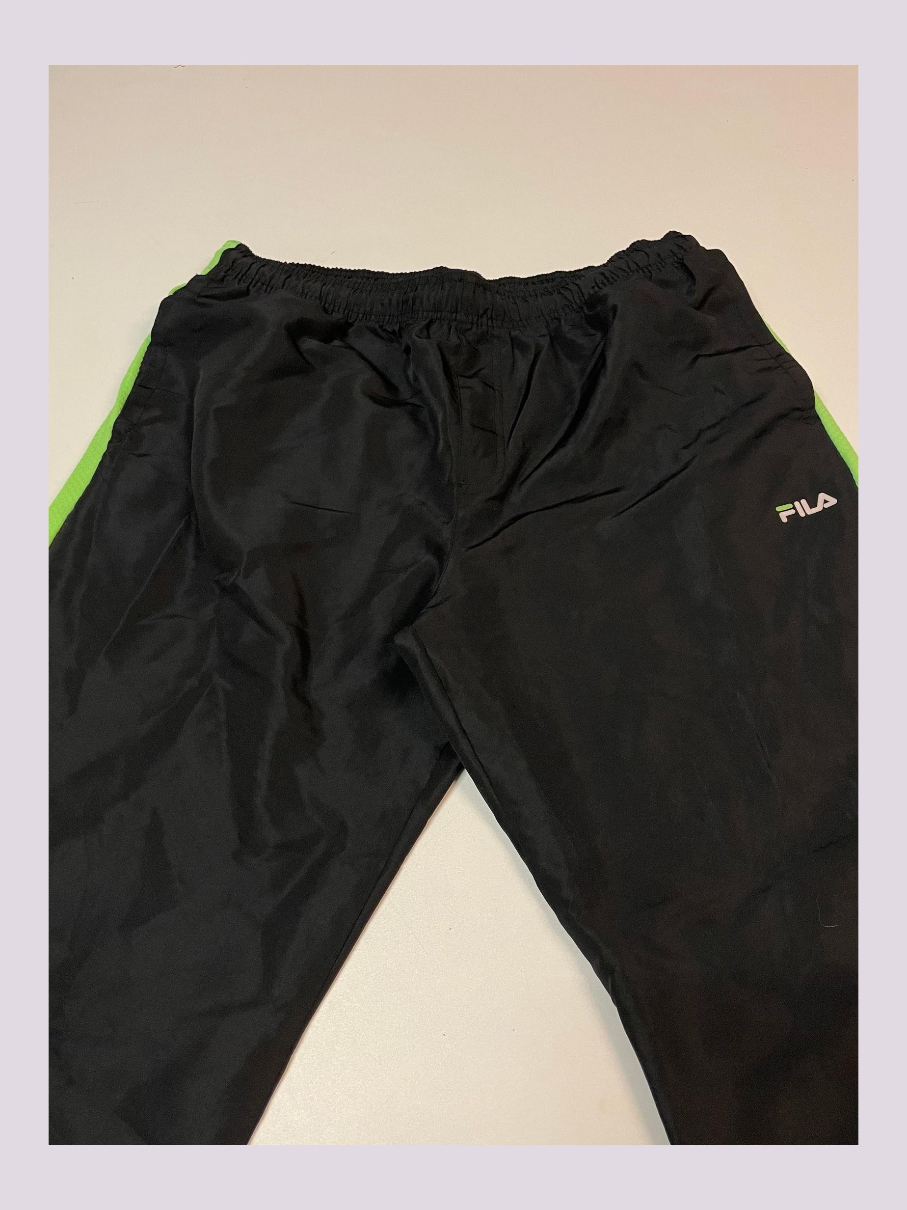 Entdecke unsere Vintage Track Pants von Nike und anderen Marken, erhältlich bei Valuxery.de - Dein Shop für trendige Vintage - Kleidung. Unsere Track Pants sind aus hochwertigen Materialien und