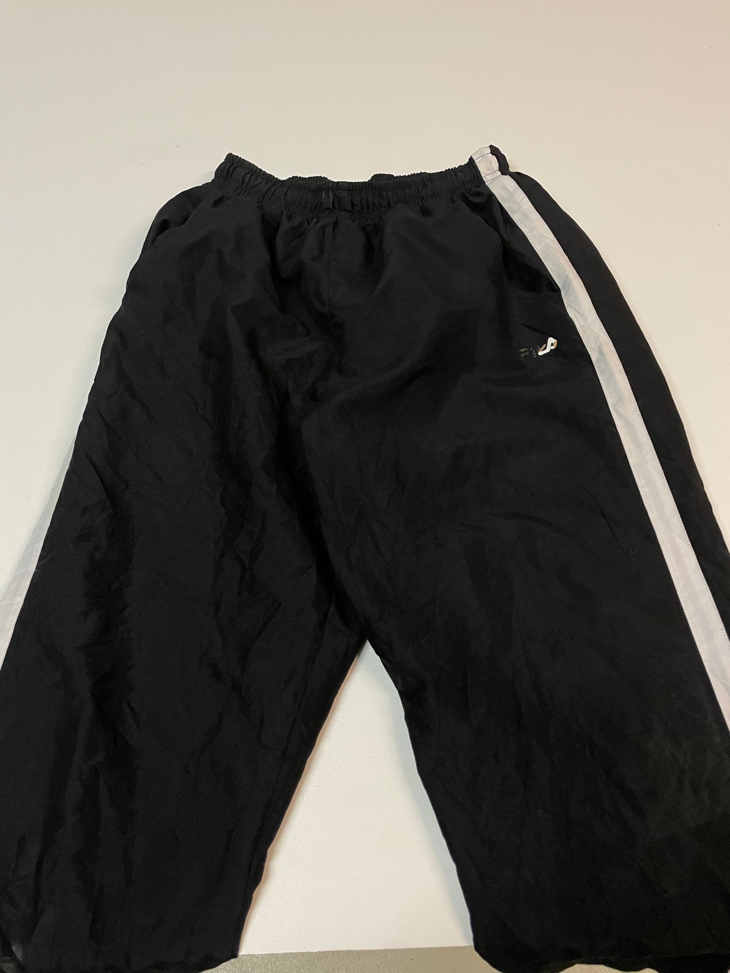 Entdecke unsere Vintage Track Pants von Nike und anderen Marken, erhältlich bei Valuxery.de - Dein Shop für trendige Vintage - Kleidung. Unsere Track Pants sind aus hochwertigen Materialien und