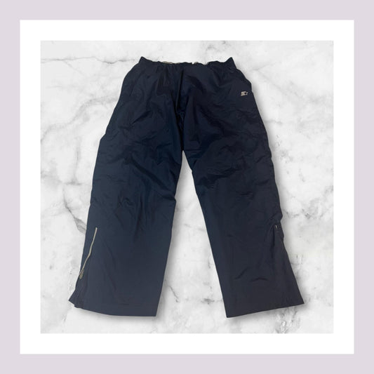 Entdecke unsere Vintage Track Pants von Nike und anderen Marken, erhältlich bei Valuxery.de - Dein Shop für trendige Vintage - Kleidung. Unsere Track Pants sind aus hochwertigen Materialien und