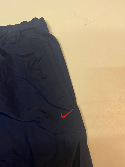 Entdecke unsere Vintage Track Pants von Nike und anderen Marken, erhältlich bei Valuxery.de - Dein Shop für trendige Vintage - Kleidung. Unsere Track Pants sind aus hochwertigen Materialien und