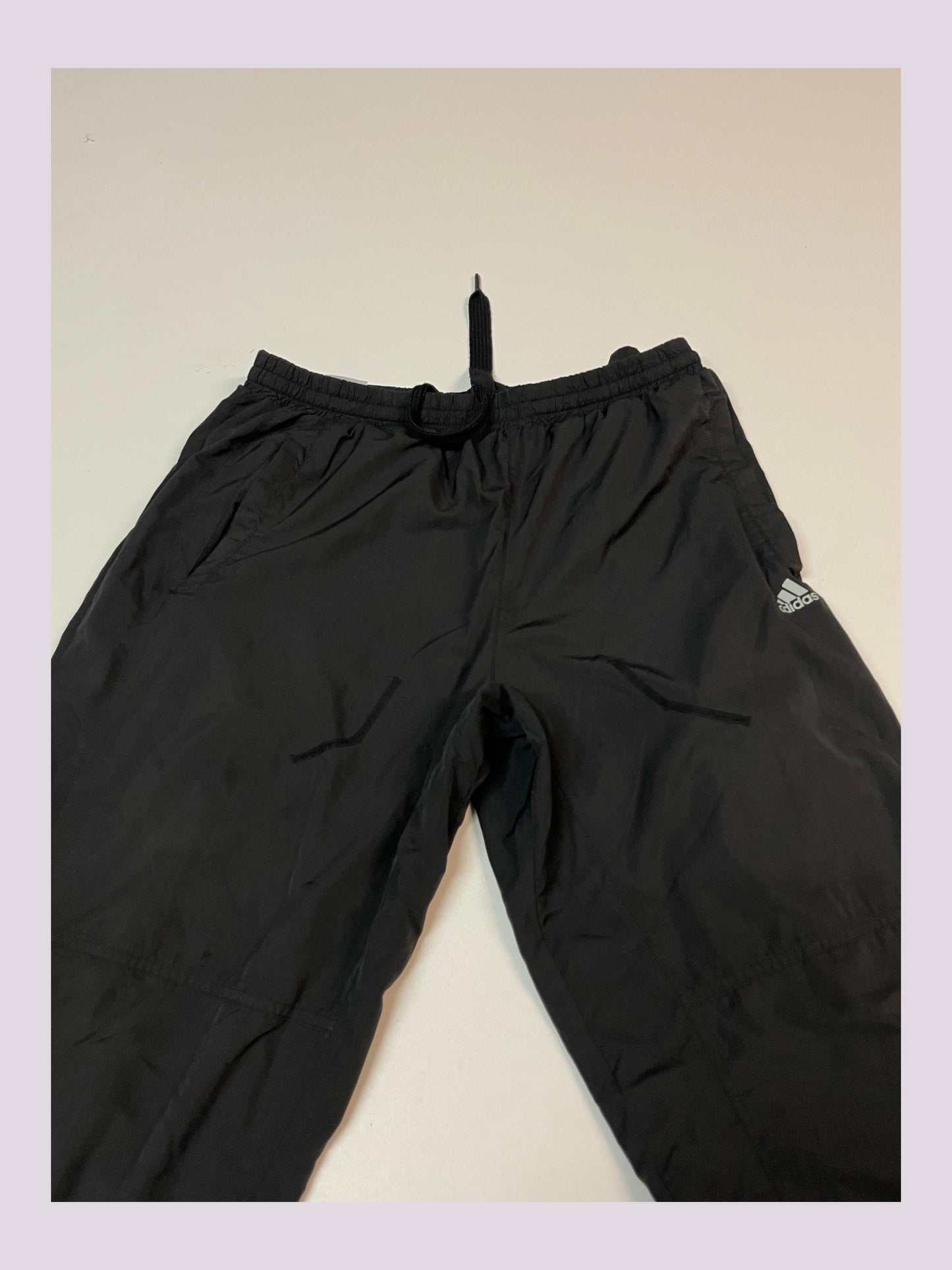 Entdecke unsere Vintage Track Pants von Nike und anderen Marken, erhältlich bei Valuxery.de - Dein Shop für trendige Vintage - Kleidung. Unsere Track Pants sind aus hochwertigen Materialien und