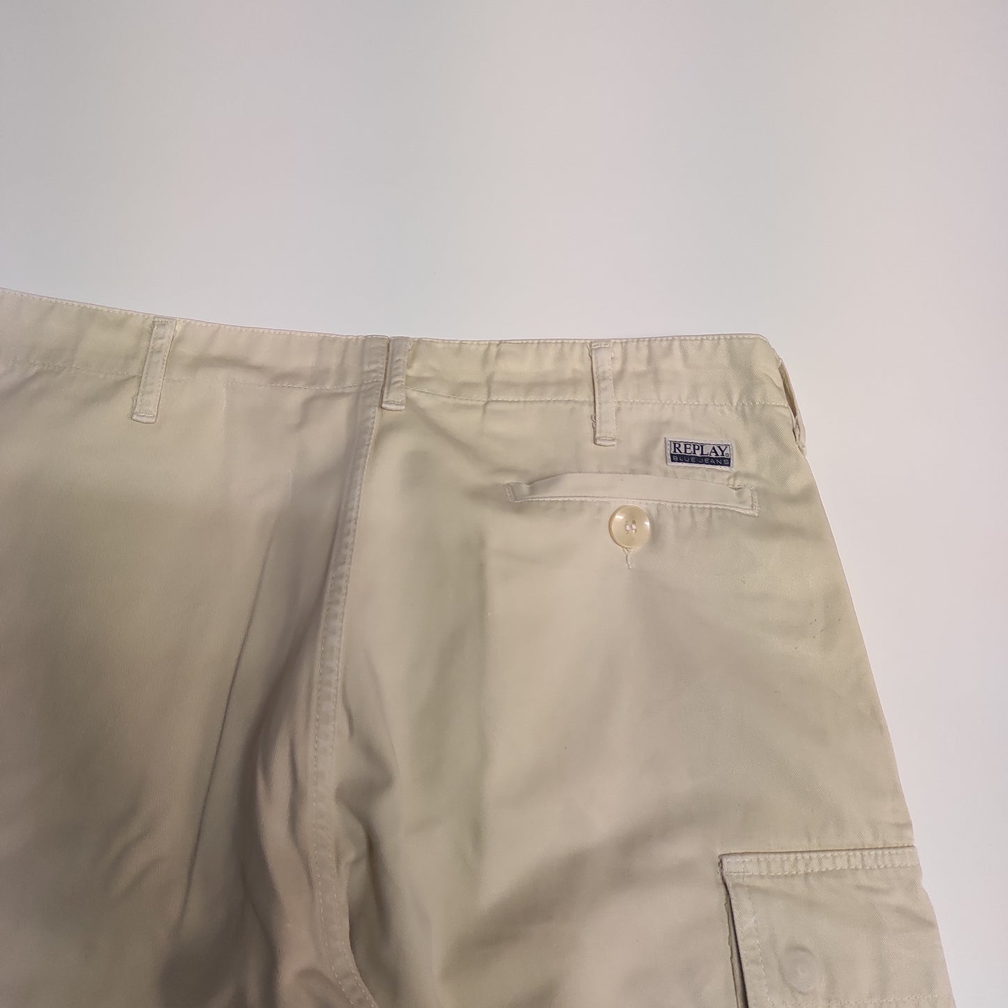 Entdecke unsere Vintage Track Pants von Nike und anderen Marken, erhältlich bei Valuxery.de - Dein Shop für trendige Vintage - Kleidung. Unsere Track Pants sind aus hochwertigen Materialien und