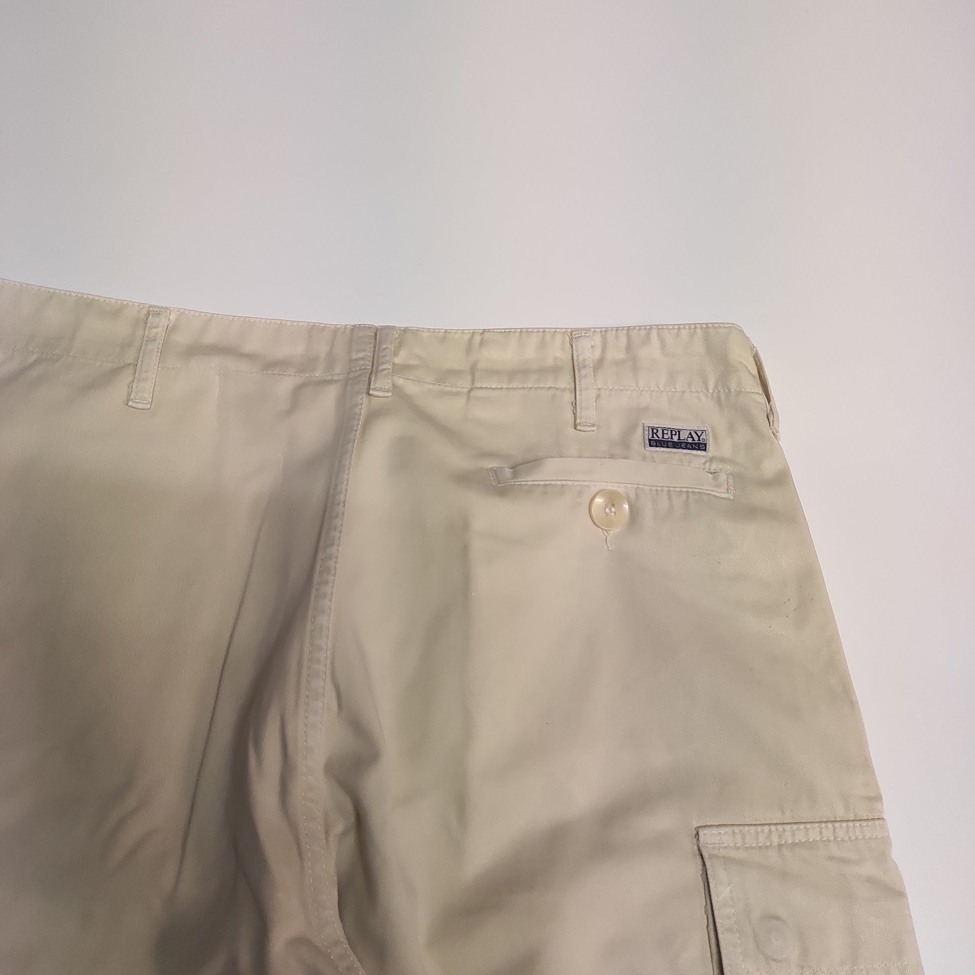 Entdecke unsere Vintage Track Pants von Nike und anderen Marken, erhältlich bei Valuxery.de - Dein Shop für trendige Vintage - Kleidung. Unsere Track Pants sind aus hochwertigen Materialien und