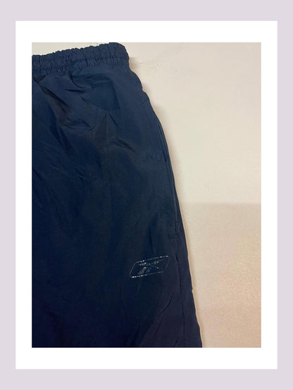 Entdecke unsere Vintage Track Pants von Nike und anderen Marken, erhältlich bei Valuxery.de - Dein Shop für trendige Vintage - Kleidung. Unsere Track Pants sind aus hochwertigen Materialien und