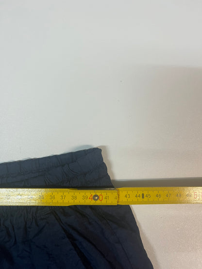 Entdecke unsere Vintage Track Pants von Nike und anderen Marken, erhältlich bei Valuxery.de - Dein Shop für trendige Vintage - Kleidung. Unsere Track Pants sind aus hochwertigen Materialien und