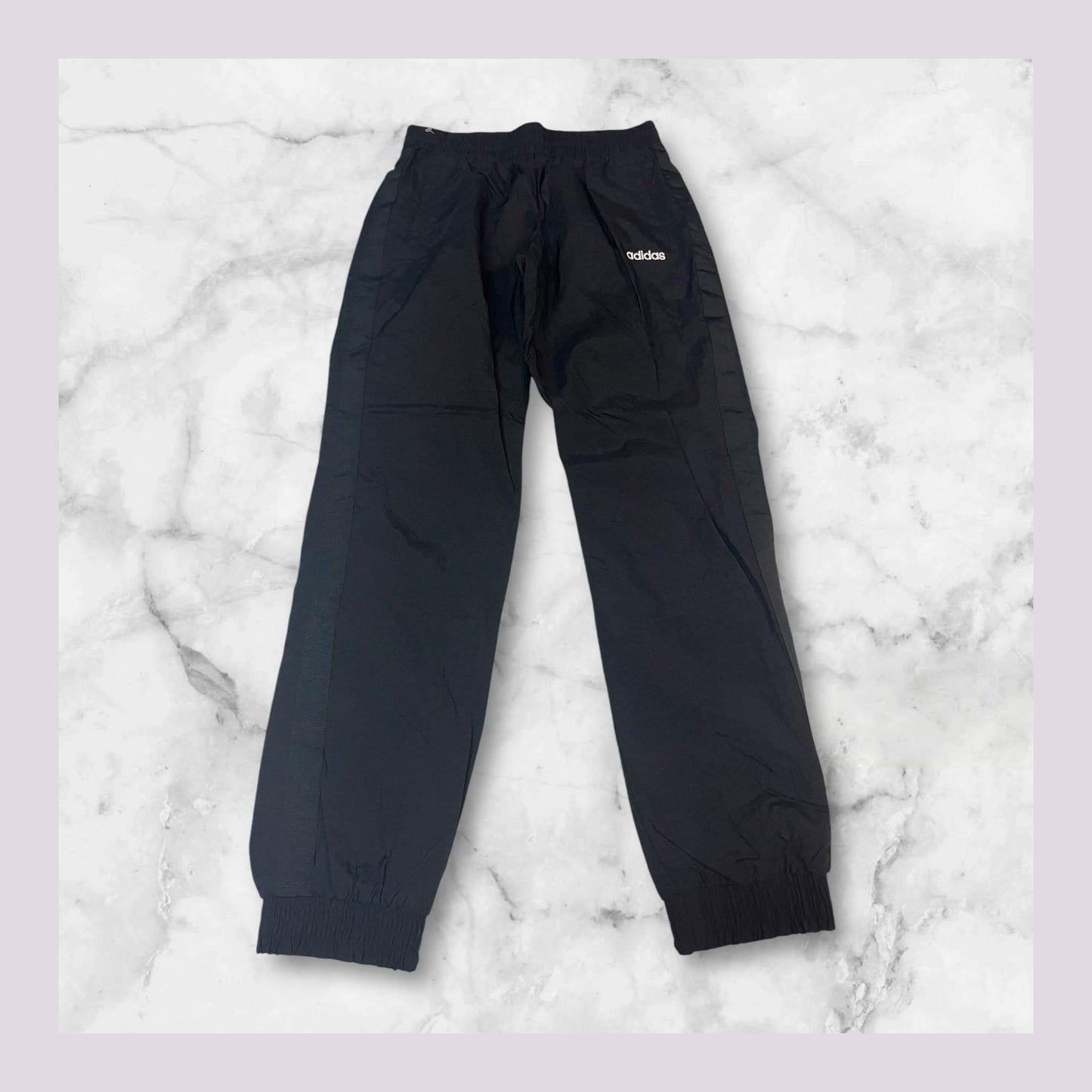 Entdecke unsere Vintage Track Pants von Nike und anderen Marken, erhältlich bei Valuxery.de - Dein Shop für trendige Vintage - Kleidung. Unsere Track Pants sind aus hochwertigen Materialien und