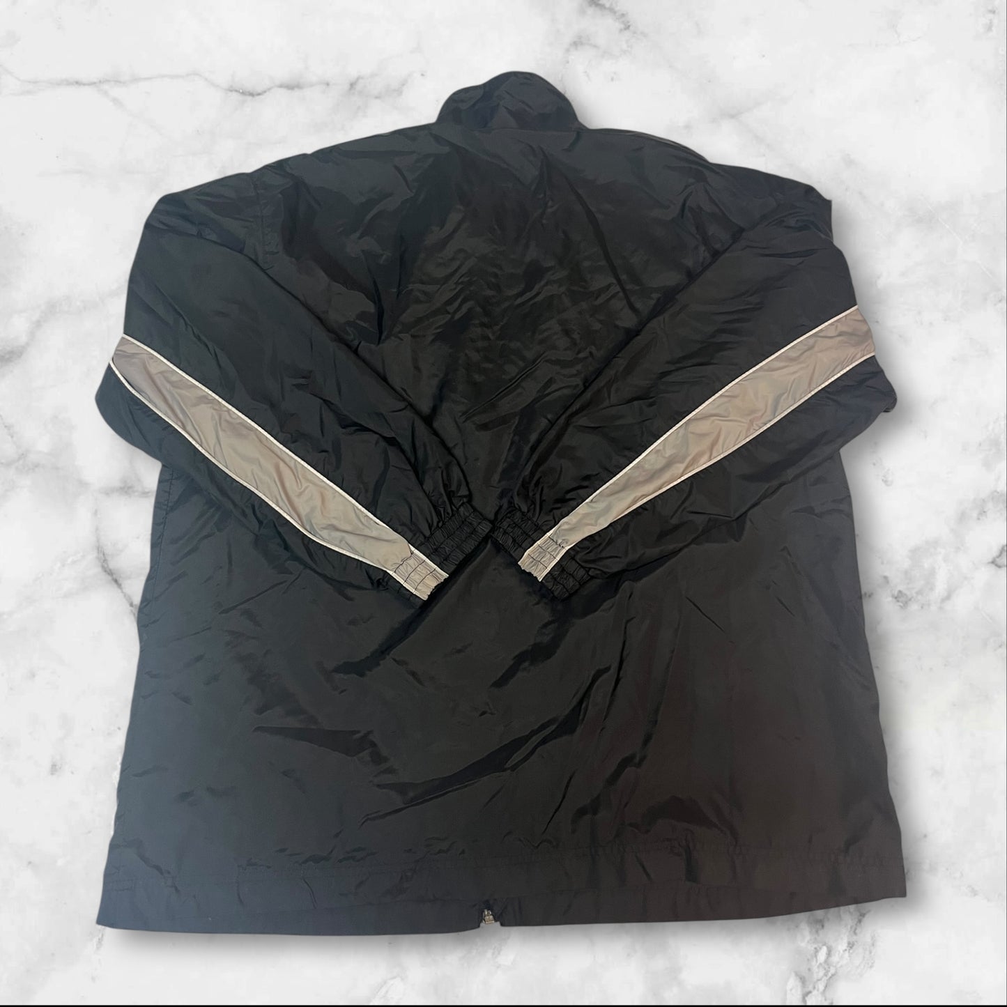 Entdecke unsere Vintage Track Pants von Nike und anderen Marken, erhältlich bei Valuxery.de - Dein Shop für trendige Vintage - Kleidung. Unsere Track Pants sind aus hochwertigen Materialien und